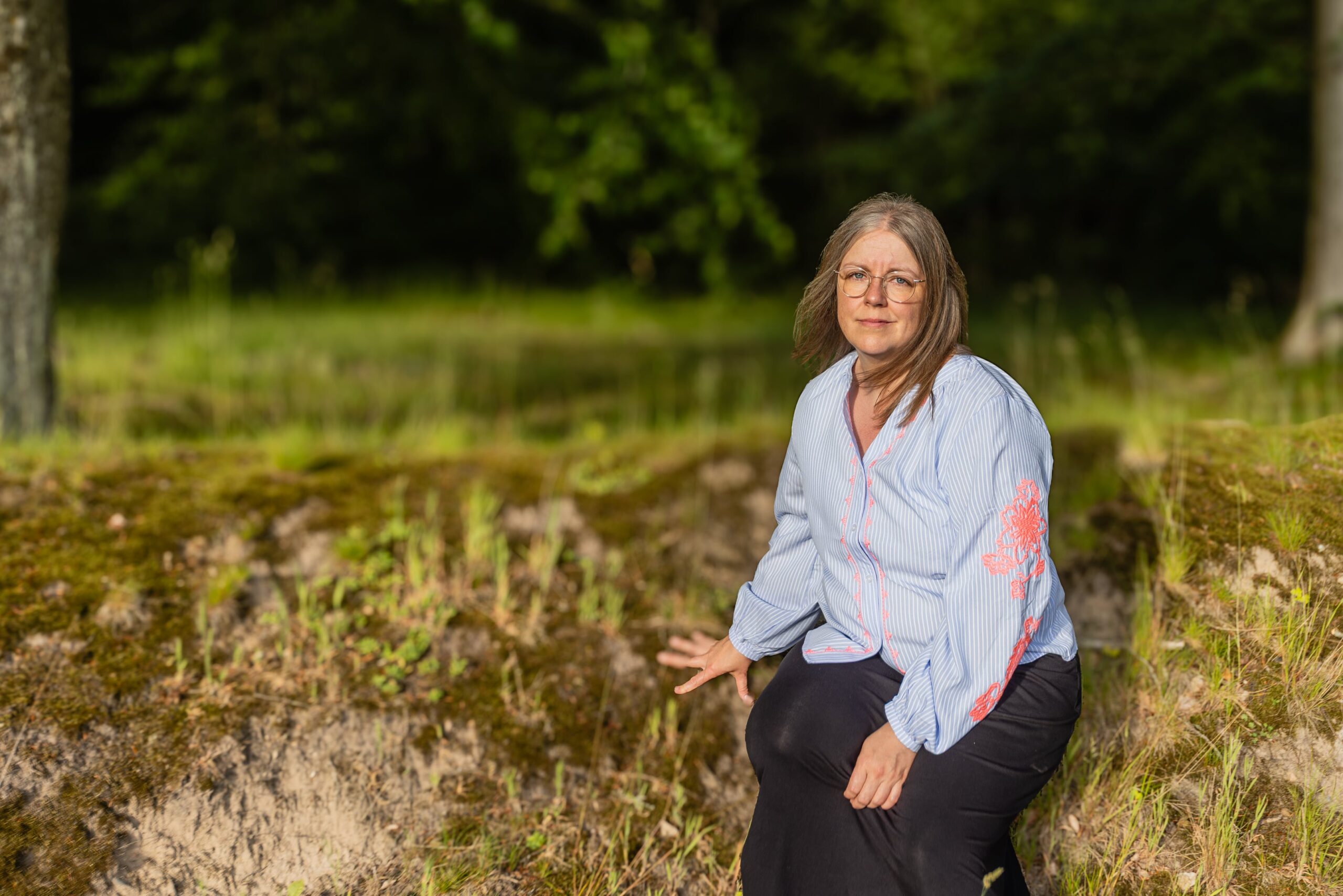 Heidi, psykoterapeut i Roskilde, sidder i græsset