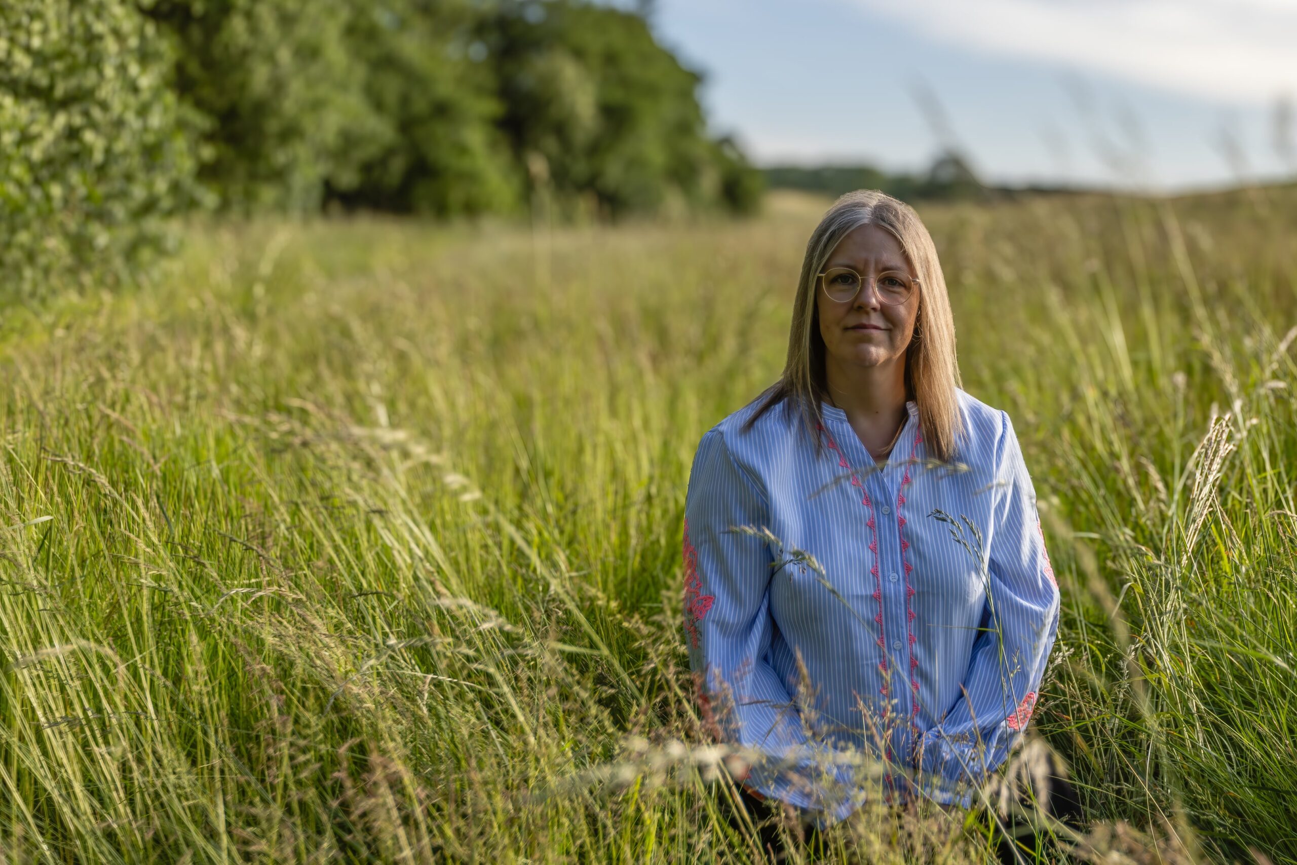 heidi, psykoterapeut i Roskilde, sidder i kornmarken